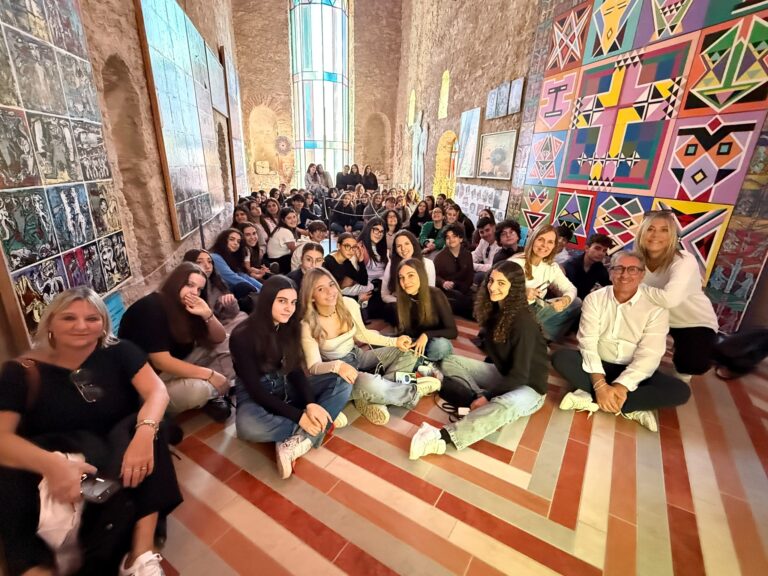 Un viaggio tra arte contemporanea e mito classico: gli studenti del Telesio al MUSABA e a Scilla